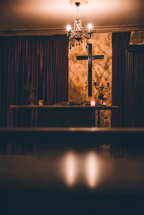 Awaken en Barcelona: biblia y linterna en la capilla maldita