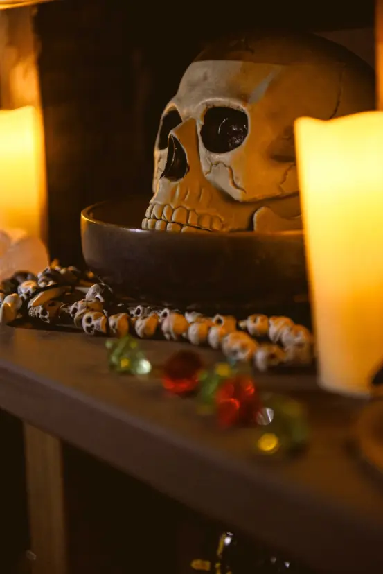 Sala de Achijira, escape room de aventura en Barcelona: calavera entre las excavaciones