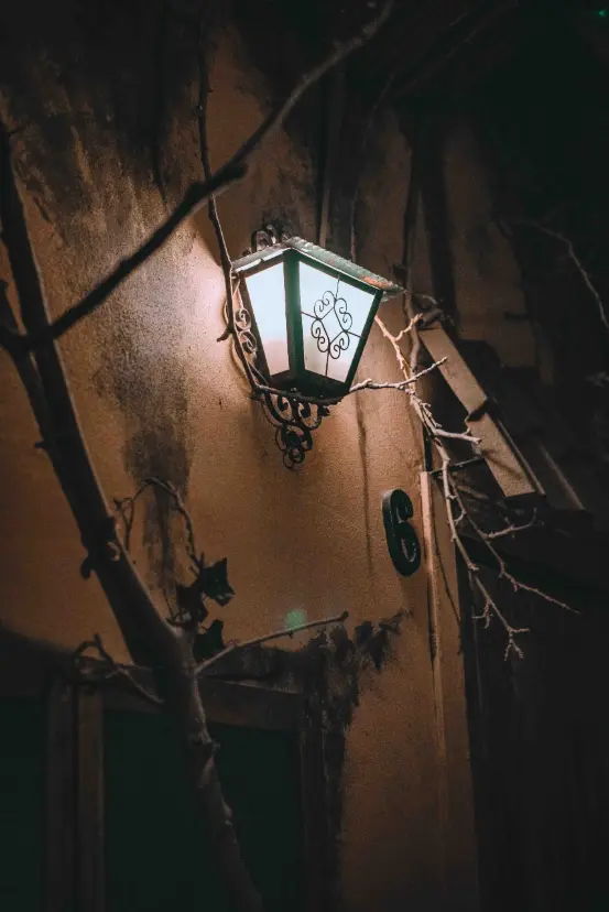 Ambientación de la capilla en Awaken, escape room de terror con actores en Barcelona