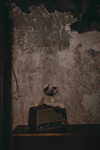 Sala de Awaken, escape room de terror en Barcelona: oso y radio antigua en la ambientación