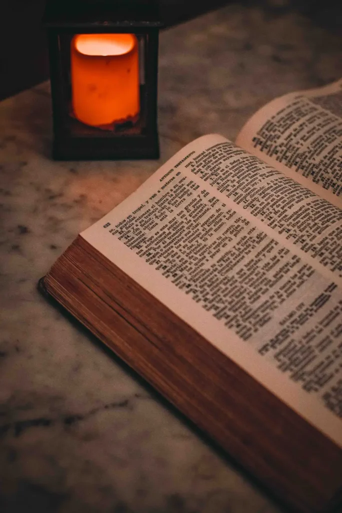Sala de Awaken en Barcelona: biblia y candil en la capilla maldita del escape room de terror